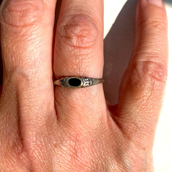 Silver band with faces & black stone 🖤 - Picture 4 of 4